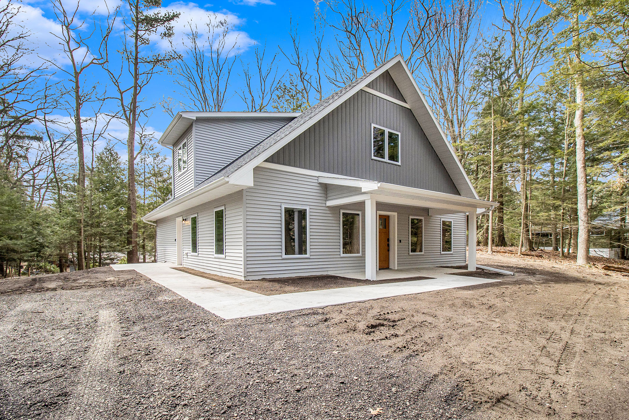 Gray bungalow with dormor